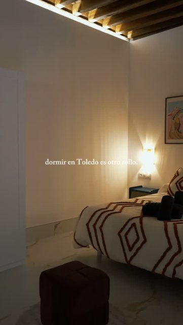 Vigas de madera, muros de piedra que cuentan siglos y una ventana que da a callejones donde el tiempo va más despacio 🌙

En el casco histórico no solo duermes: te quedas dentro de la historia.

📩 Escríbenos y te ayudamos a encontrar tu rincón en Toledo.

#toledo #cascohistoricotoledo #turismo #apartamentostoledo